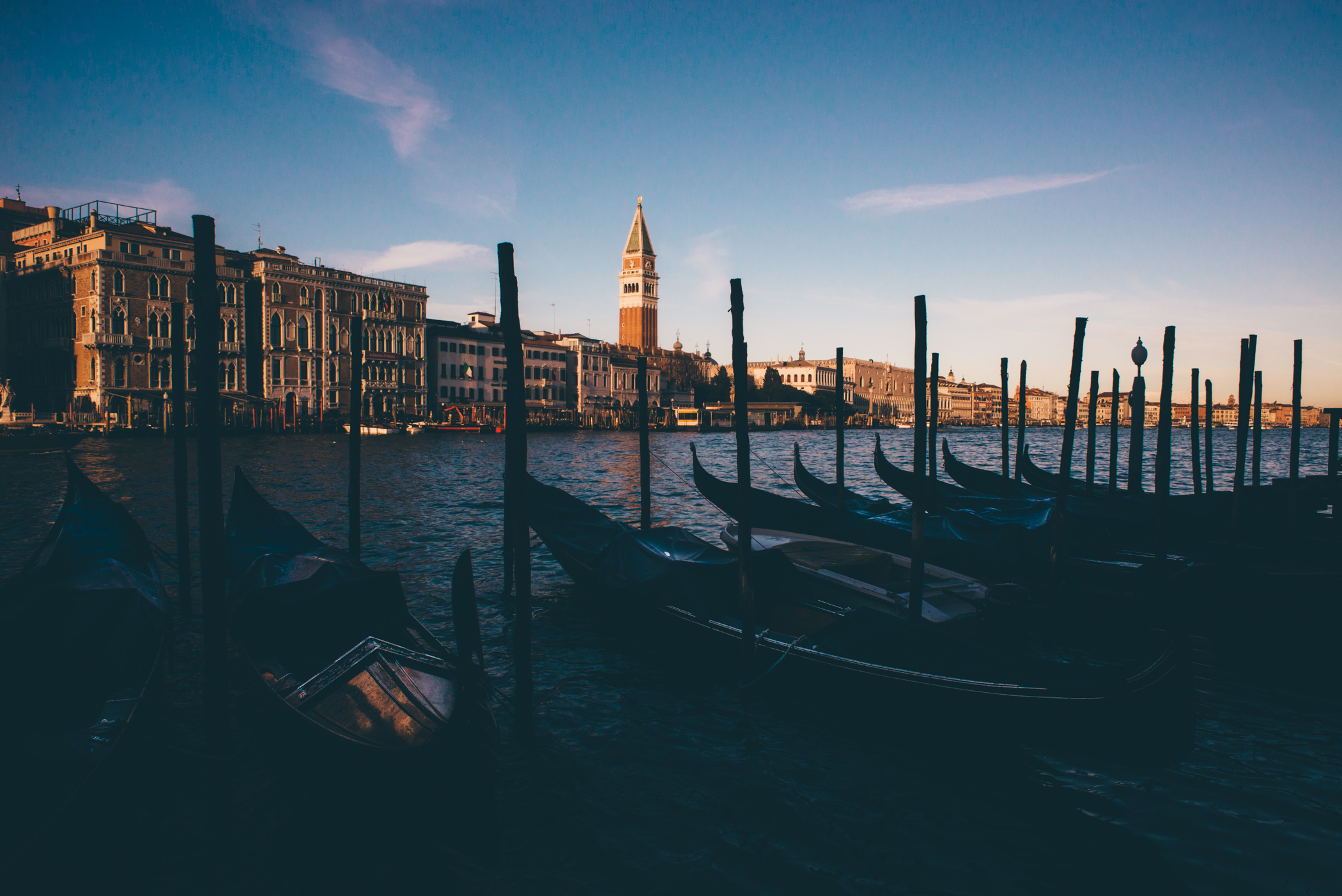 Venezia, Italia – Walking around the Academmia, Santa Maria della Salute, the grand canal.